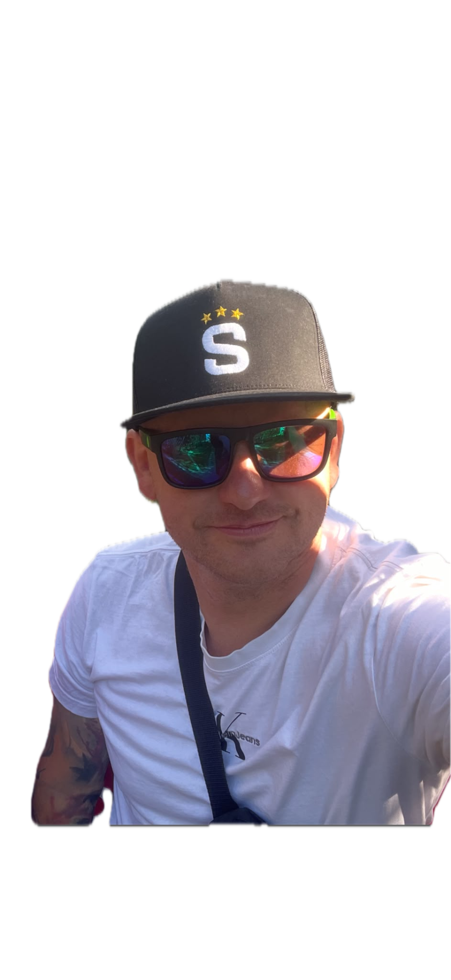 Kovář v dílně drží kovový kotouč s kladivem, pod ním rozžhavené nástroje a uhlíky.